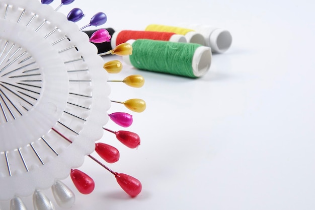 Kolorowe nici i igły do haftu